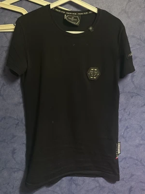 Svart t-shirt från Philipp Plein - Nu säljer jag min Philip plain tröja använd den max 4 gånger den är som sprillans ny