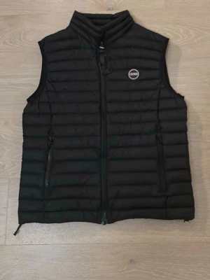 Svart dunväst från Colmar - Riktigt clean Colmarväst i färgen svart. Västen är i toppskick och är i storleken S/M. (Colmar storlek 50) Kontakta vid intresse!