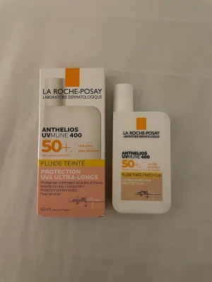 La Roche-Posay tinted sunscreen spf 50 - Säljer denna tinted suncreen från La Roche-Posay, en av de bästa solkrämerna som finns. Väldigt lätt solkräm som knappt känns av och jämnar ut huden. Endast testat den och säljer då jag inte riktigt kommer få användning av den. Nypris: 354kr. Hör av dig vid minsta intresse!