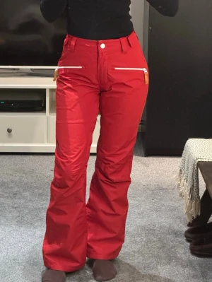 Röda skidbyxor - Wearcolour (XS) - Storlek: XS Märke: Wearcolor (CLWR) Färg: Röd 🍒 Skick: Väldigt fint skick ✨  Snygga och funktionella skidbyxor från Wearcolor i en klar röd färg med justerbar midja. Använda endast under en skidresa, så de är i väldigt fint skick. Enda anmärkningen är lite repor allra längst ner på ena benet (de sista bilden), men det är knappt synligt och påverkar varken funktion eller utseende.