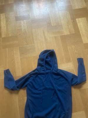 Mörkblå hoodie med dragsko - Kashmire hoodies 158