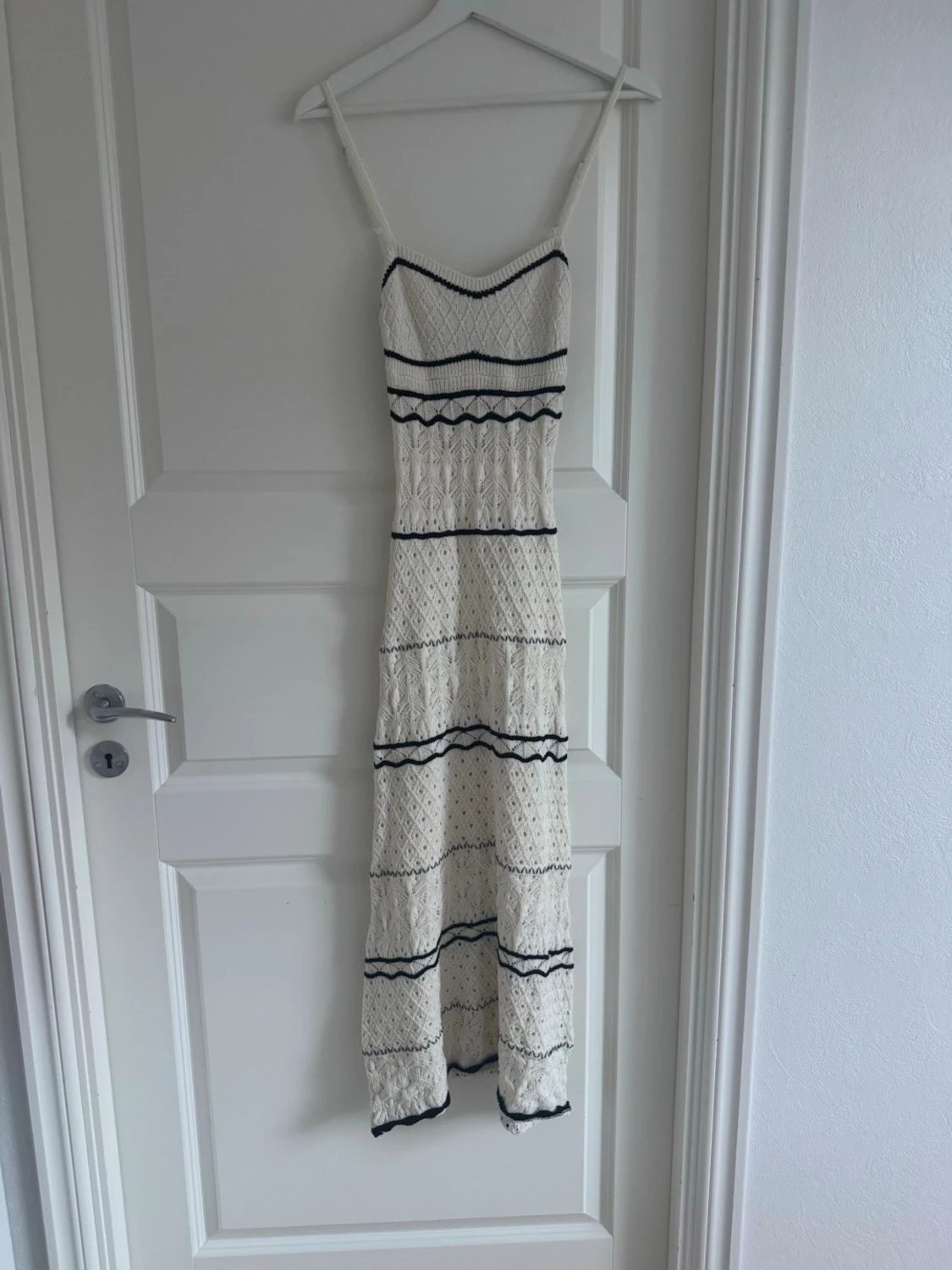 Vit lång stickad klänning med svarta detaljer