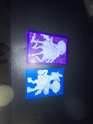 Pokémonkort sleeves 30st - Säljer två olika Pokémon kort sleeves med motiv av Calyrex, en i lila och en i blå färg. Båda har stiliserade linjeteckningar och är gjorda i plast. Perfekt för att skydda och pimpa dina samlarkort.