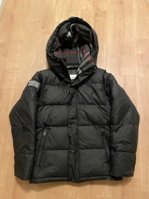 Burberry puffer jacka  - Helt ny burberry jacka. Storlek M. Går att zippa av armarna så blir det en väst. Skriv privat vid fler frågor.