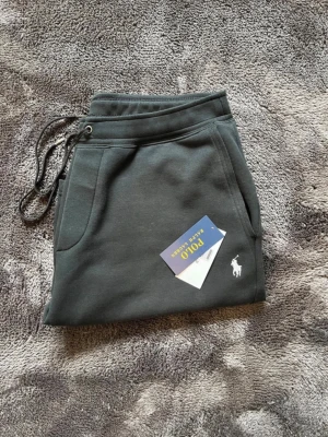 Polo Ralph lauren shorts - Snygga polo shorts i storlek M och tags medföljer. Mycket bra skick, nypris 1800kr mitt pris 799kr. Hör av er vid frågor. Mvh Viktor😊