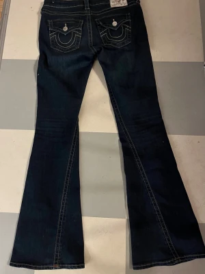  True Religion jeans low waist  - True Religion jeans, Joey low waist flare, i storlek W28. Använda endast en gång. Säljes pga att de är för stora.  