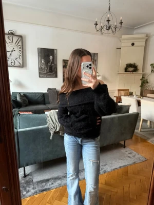 Svart fluffig off shoulder-tröja från NA-KD - Mysig svart off shoulder-tröja från NA-KD i strl M!🖤