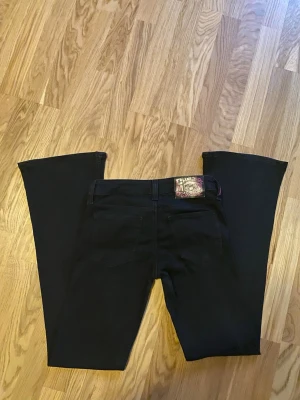 Svarta bootcut jeans från Cheap Monday - Cheap monday booty bei jeans i storlek 28/32.  Passar även mig som har 27/34 i andra jeans.  Jättebra skick o inte använda mycket men finns en liten rispa på baksidan som min katt har gjort, men syns ej så tydligt.   Kan förekomma katthår!  #cheapmonday #bootybei #weekday #jeans #lowwaist #lowrise #lågmidjade