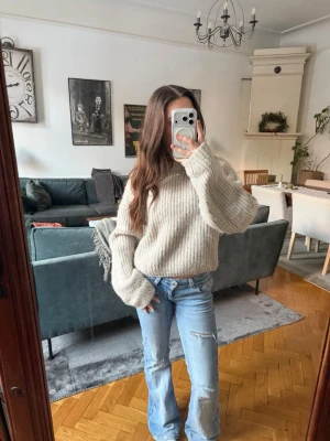 Beige stickad tröja - Mysig beige stickad tröja med vida och ganska långa ärmar men som går att vika upp! 🌟