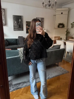 Svart virkad stickad tröja från Zara - Svart virkad tröja från Zara med vida ärmar i strl S!🖤