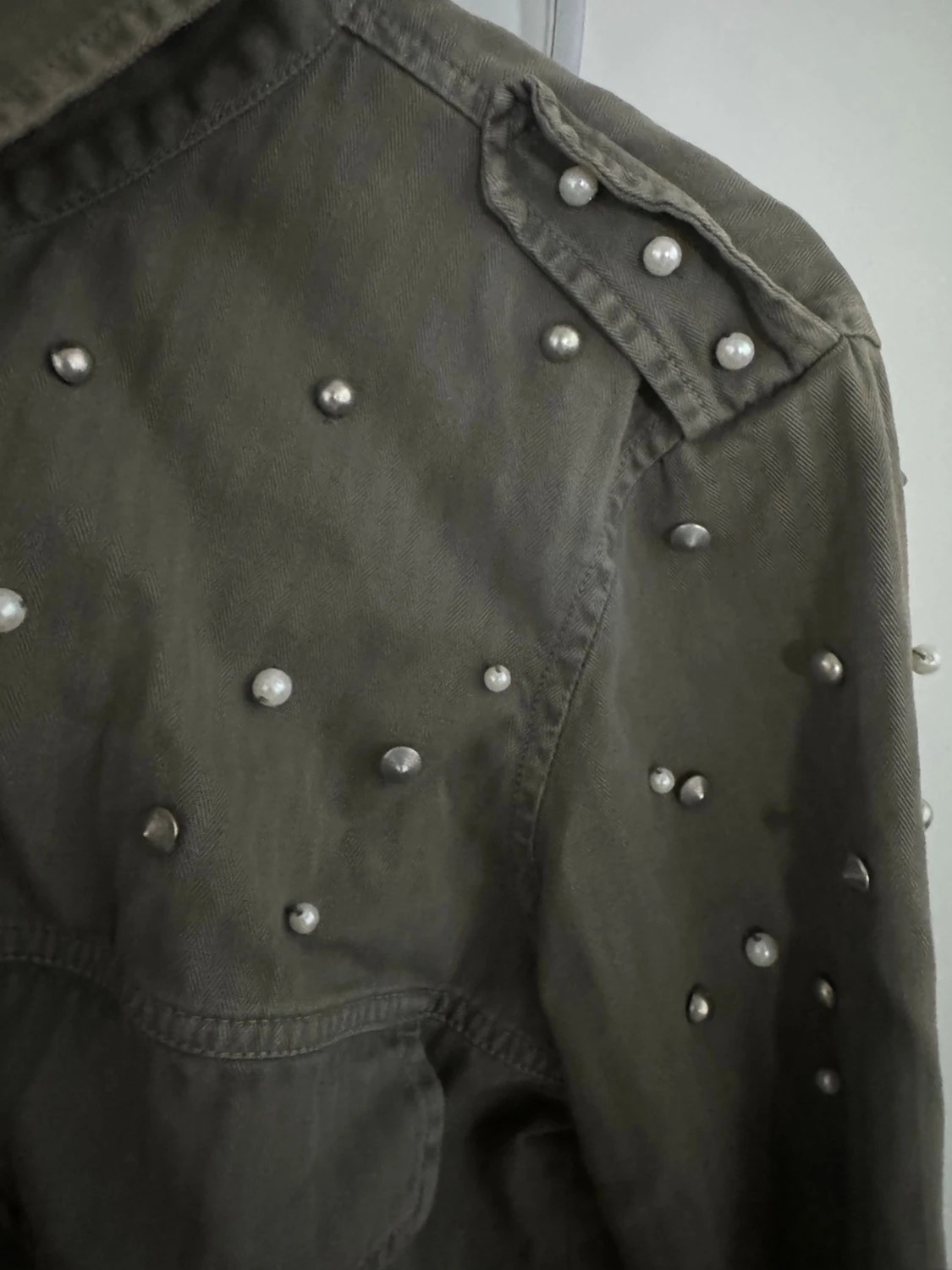 Mörkgrön jacka med nitar - 4