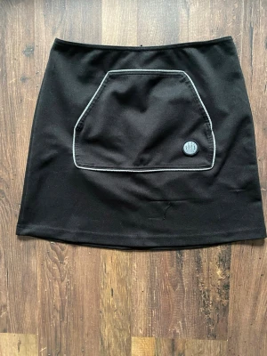 Kjol med stor ficka  - Lite nopprig och har stygga streck på framsidan. Köparen står för frakten!