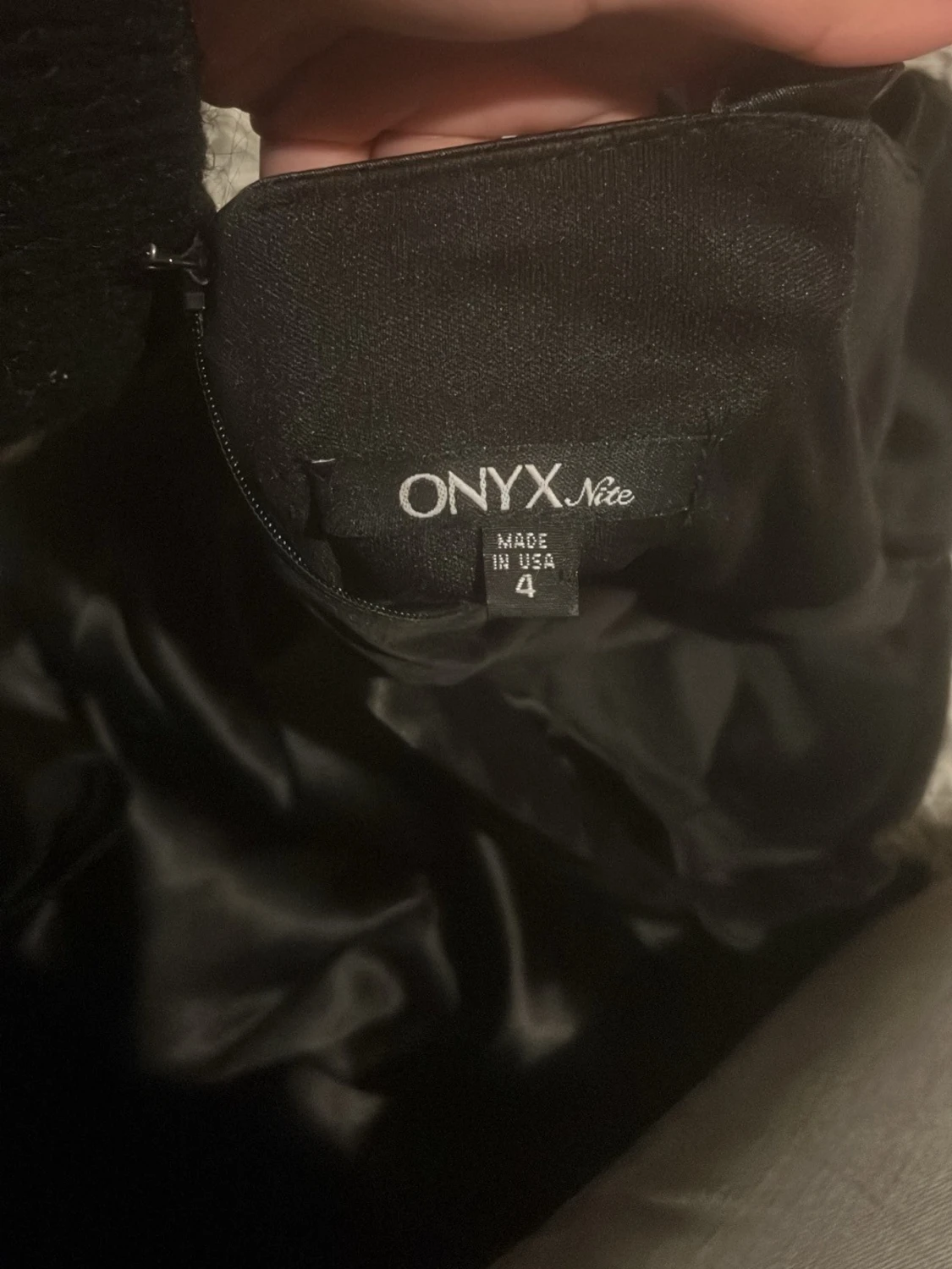 Svart satin klänning med v-ringning - 2