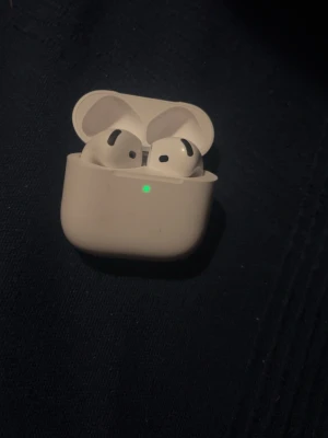 Apple AirPods Pro med laddningsetui - Säljer ett par vita Apple AirPods Pro med trådlöst laddningsetui. De har en stilren och kompakt design med silikonproppar och touchkontroller. Perfekta för musik, samtal och träning. Laddningsetuiet har en LED-indikator på framsidan.