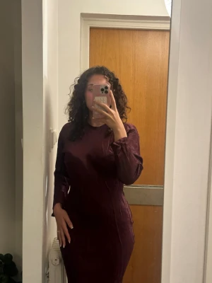 Lila figurnära klänning från ASOS – helt ny med prislapp - Lila figurnära klänning från ASOS i elegant modell. Långärmad med smickrande passform. Helt i nyskick,  aldrig använd och prislapp sitter kvar. Inga defekter.  Passar perfekt till fest, middag eller andra finare tillfällen.