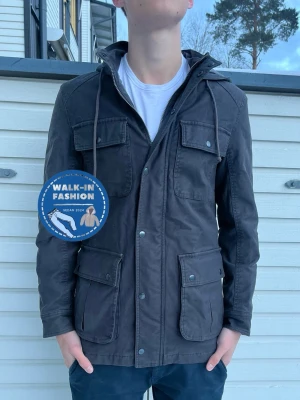 Fieldjacket  - Tja! Säljer nu denna sjukt snygga fieldjacket från banan republic. Skick 9/10 riktigt bra utan synliga defekter. Nypris ligger på 1600kr men säljs nu för 649kr. Modellen är 181 och väger 67kg men passar allt mellan 171-183cm.