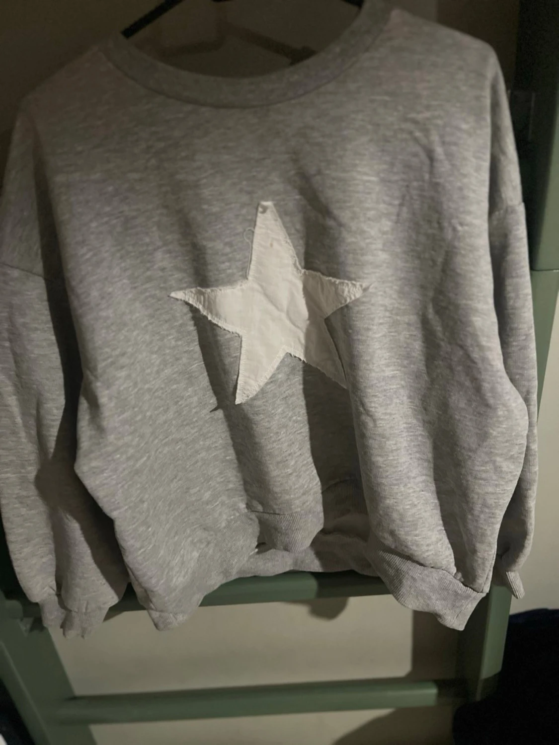 Grå sweatshirt med vit stjärna