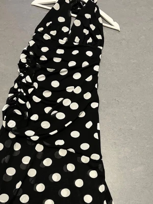 Halterneckklänning - Prickig långklänning 🖤