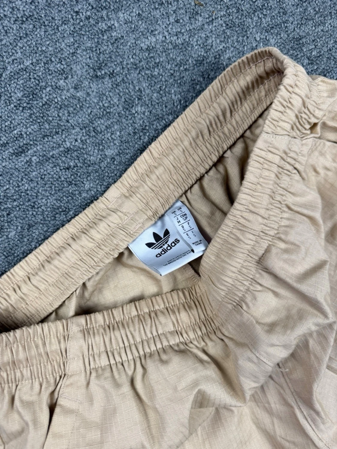 Beige cargobyxor från Adidas - 2