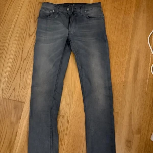 Grå nudie jeans - Snygga gråa nudie jeans med riktigt fet wash. Strl 29:32 modell (thin finn) Inga defekter eller liknande