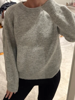 Ljusgrå stickad tröja - Mysig ljusgrå stickad tröja i storlek S, aldrig använd💕💕💕