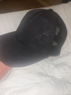 Gucci nylon keps - Svart gucci nylon keps i bra skick