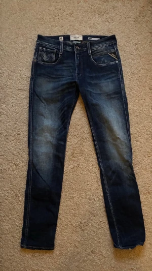 Mörkblå jeans från Replay - Snygga mörkblå jeans från Replay storlek 29W 32L använt fåtal gånger därför jag säljer dom. Hör av dig vid frågor!! 