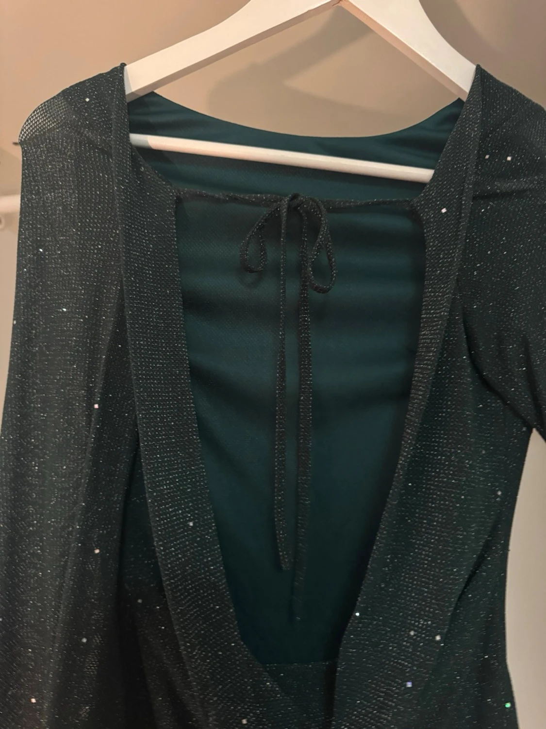 Glittrig mörkgrön klänning med öppen rygg - 3