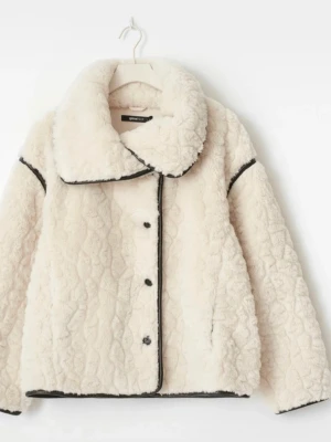 Vit fluffjacka med svarta detaljer - Supermjuk fluffig jacka från Gina Tricot, oversized krage och svarta kontrastsömmar. Jackan har knäppning framtill och en avslappnad passform. Perfekt för att hålla sig varm och snygg under kyliga dagar. Den är använd fåtal gånger så i väldigt bra skick💞