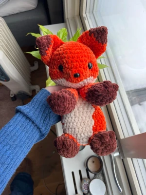 Virkad knallorange räv - Virkad knallorange räv med beige och mörkbruna detaljer.🧡 !Dessa innehåller säkerhetsögon som inte rekommenderas för barn under 3 år! 