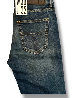 Nya Tiger of Sweden jeans - Tiger of Sweden jeans | Nya med tags Helt nya jeans från Tiger of Sweden, aldrig använda och med originaltags kvar. Modell: Slight Storlek: 30/32 Färg: Blå Kontakta oss gärna vid fler frågor eller om du vill ha mer information! LumeFashion