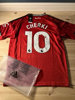 Manchester United matchtröja Adidas - TRYCK FEL! Om ni vill så kan jag kanske ta av namnet och numret, säg bara till