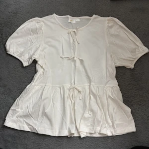 Vit blus med rosetter och puffärm - Aldrig använt 