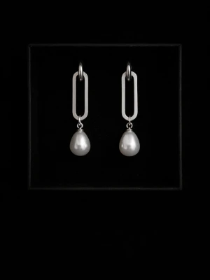 Silvriga örhängen med pärlor - Stilrena örhängen i silverfärgad metall med rektangulär form och hängande vita droppformade pärlor. Perfekta för dig som gillar minimalistisk och modern design. Säljs som par.