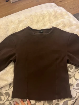 Brun topp från Gina  - Brun topp från Gina som är använd fåtal gånger. Sitter som på bilden från ginas hemsida men finns tyvärr inte kvar längre på hemsidan. Skriv vid frågor💓