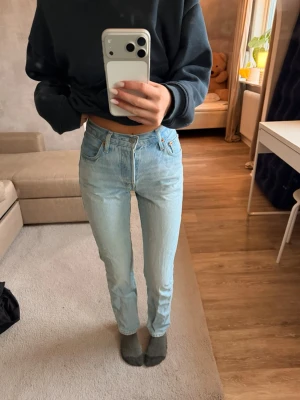 Levi’s jeans  - 501 jeans ljusblåa från Levi’s.  Jag är 167 och tycker längden funkar men kanske passar bättre på de som är något kortare, men det är ju en smaksak..