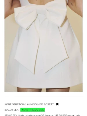 Vit kort klänning med stor rosett - Supersöt vit miniklänning med en stor dekorativ rosett framtill. Klänningen har axelbandslös design och är gjord i stretchigt material som ger en smickrande passform. Perfekt för dig som vill sticka ut med en trendig och lekfull look. Jag säljer den för den var för liten för mig. Helt slutsåld på Zara.