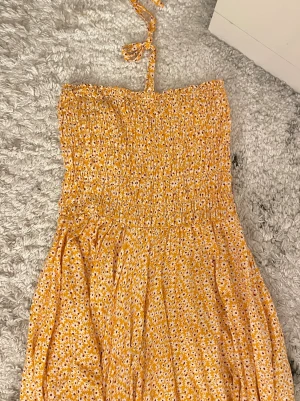 Gul blommig sommarklänning, halter neck  - Söt klänning som man knyter runt nacken, köpt i Spanien 
