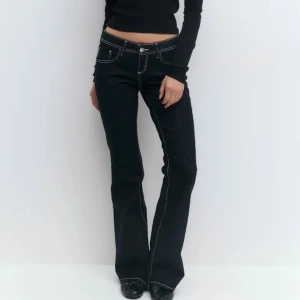 Low waist bootcut jeans  - Snygga low waist bootcut jeans från Gina. Skriv för fler bilder💕