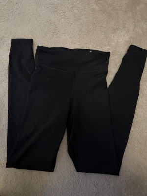 Svarta leggings  - Säljer ett par svarta leggings. Stretchigt material som sitter tight och bekvämt. Perfekta till träning eller chill. Storlek xxs aldrig använda. Skriv för fler frågor, bilder, prisförslag mm.