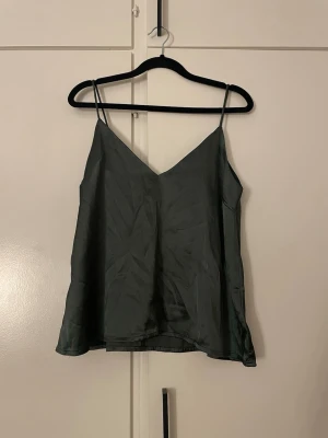 Mörkgrön topp lager 157 - Aldrig använd 