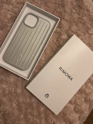 Silverfärgat mobilskal från Rimowa - Stilrent mobilskal i silver från Rimowa för iphone 15