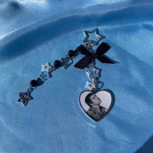 YUNG LEAN - SILVER ARROWS - keychain - 1st Keychain med YUNG LEAN motiv. Alla SADBOYS beställningar kommer med foto + DRAINBABY sticker. Alla beställningar kommer med freebies