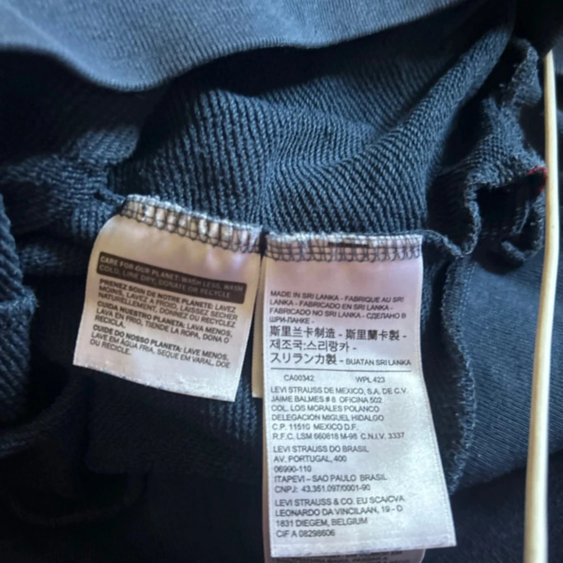 Mörkblå Levis hoodie med röd logga - 2