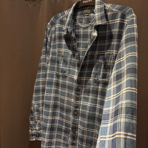 Ralph Lauren Skjorta - Tja, säljer en Ralph Lauren skjorta. Storlek L (passar M). Skick 9/10. Nypris 2000, mitt pris 329. Hör av dig vid frågor o funderingar!