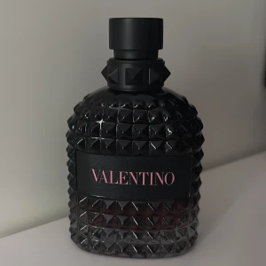 Valentino parfym 100ml - HELT NY! Oanvänd. Snygg och modern parfym från Valentino, 100 ml. Tillverkad i Frankrike. Perfekt för dig som vill sticka ut med en exklusiv doft i din samling. NYPRIS 1200KR
