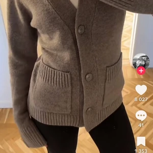 viral kofta från lager (grå) - säljer denna virala koftan från lager i stl xs i grå, prislapp o allt är kvar!