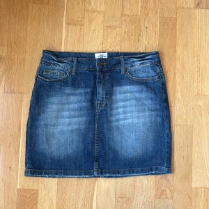jeanskjol LOGG/H&M 38 - En vanlig jeanskjol från L.O.G.G./H&M i storlek 38!! 