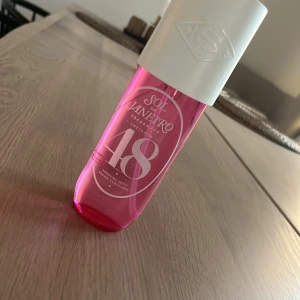 Sol de Janeiro Cheirosa 48 Mist - Fräsch och trendig body mist från Sol de Janeiro, Cheirosa 48. Perfekt för dig som vill ha en lätt och uppfriskande doft att spraya på när som helst. Snygg rosa flaska som sticker ut i badrumshyllan.