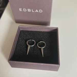  örhängen från Edblad - Snygga örhängen från Edblad i silver. Använda få gånger då jag bara använder guld